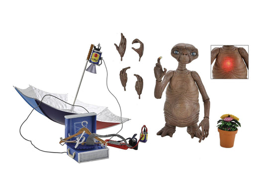 Et 40th Anniversary Deluxe Et Ult 7in Af W/led Chest (c: 1-1